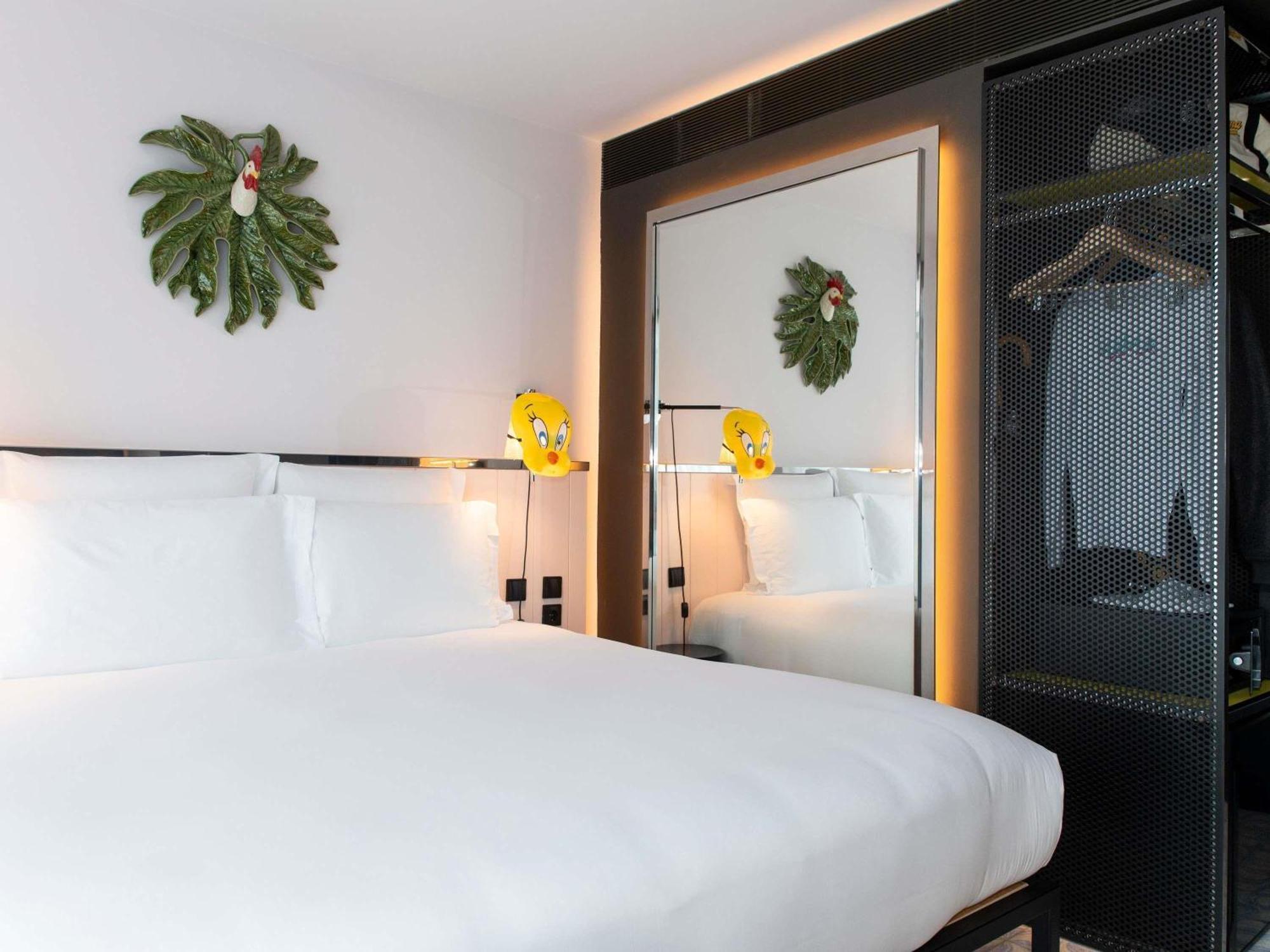 Medium Mama Double Room King Bed Balcony Avenue View