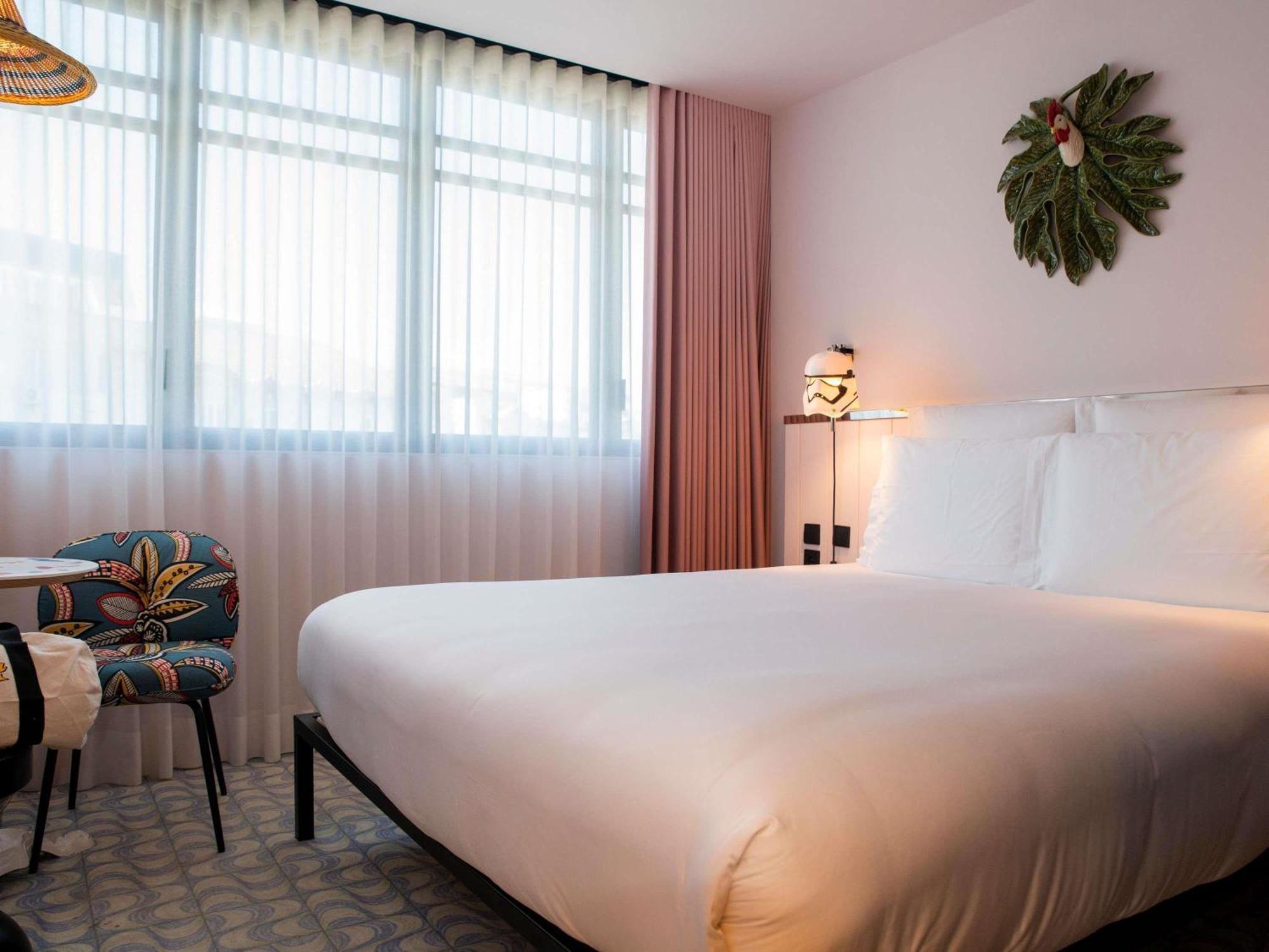 Medium Mama Double Room King Bed Avenue View