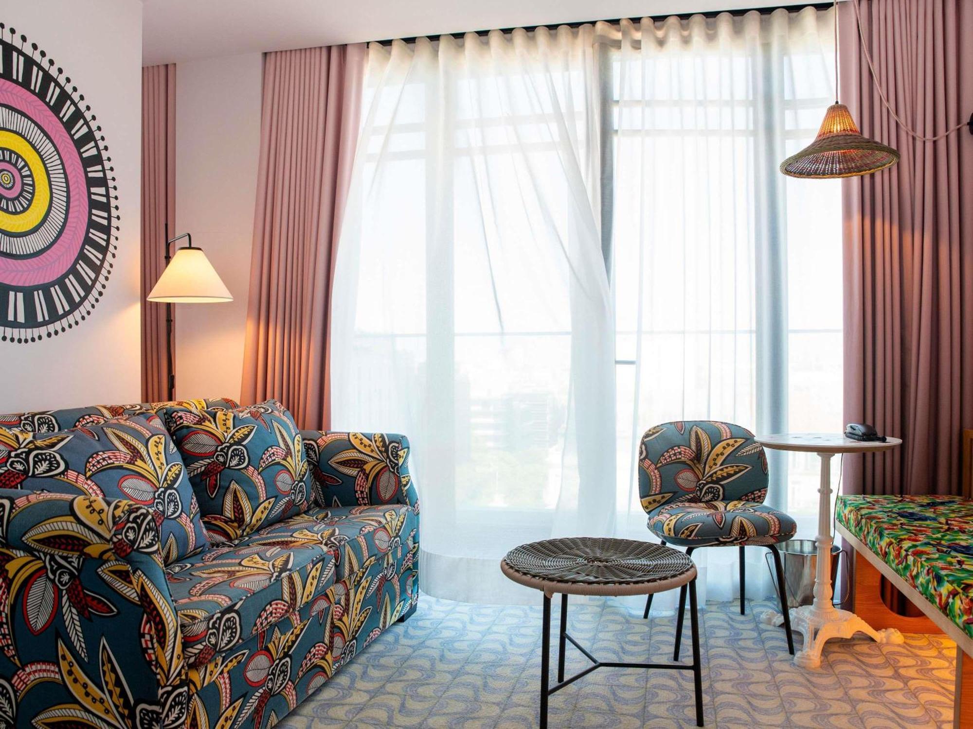 LARGE MAMA Double Room Balcony Avenue View
